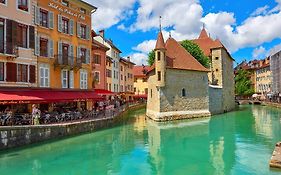 Le Bleu Du Lac 3 étoiles - Secteur recherché, Calme&familiale, à 300m du lac&de la vieille ville, Garage privé